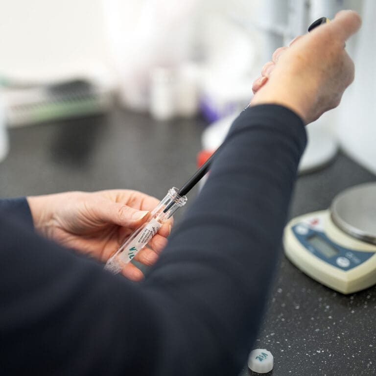 Hormoninjektion im Rahmen einer Kinderwunschbehandlung bei IVF-SYD in Dänemark